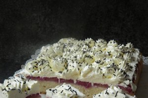 Prajitura din albusuri cu ananas si zmeura