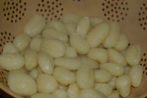 Pulpe de pui dulci-picante cu gnocchi la slow cooker Crock-Pot 4,7 L