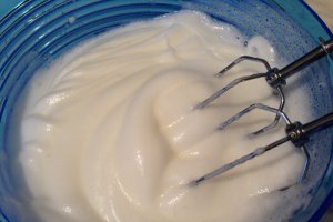 Omleta pufoasa la cuptor cu ciuperci si mozzarella