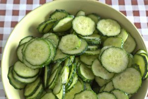 Salata de castraveti cu usturoi si marar