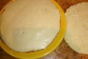 Tort cu banane caramelizate