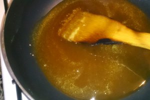 Tort cu banane caramelizate