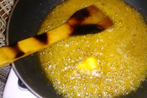 Tort cu banane caramelizate