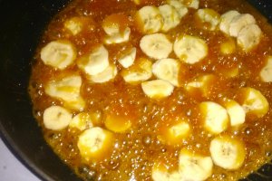 Tort cu banane caramelizate