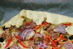 Pizza cu ton ( reteta simpla)