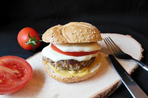 Burger cu rosii si mozzarella