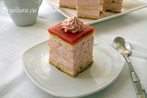 Prajitura cu spuma si jeleu de capsuni