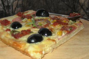 Pizza cu salam uscat