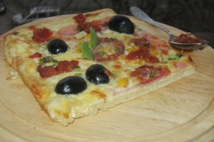Pizza cu salam uscat