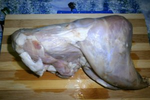 Carne de iepure in sos de rosii cu usturoi servita cu paste