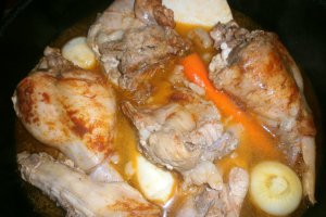 Carne de iepure in sos de rosii cu usturoi servita cu paste