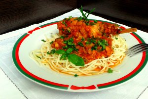 Carne de iepure in sos de rosii cu usturoi servita cu paste