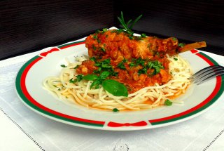 Carne de iepure in sos de rosii cu usturoi servita cu paste