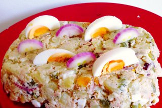 Salata de cartofi cu ton si branza pufoasa