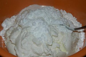 Prajitura cu blat din albusuri cu crema de branza