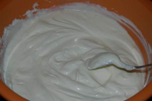 Prajitura cu blat din albusuri cu crema de branza