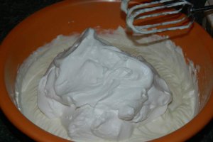 Prajitura cu blat din albusuri cu crema de branza