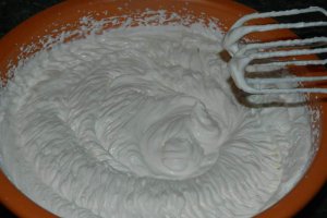 Prajitura cu blat din albusuri cu crema de branza