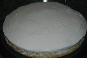 Prajitura cu blat din albusuri cu crema de branza