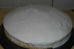 Prajitura cu blat din albusuri cu crema de branza