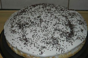 Prajitura cu blat din albusuri cu crema de branza