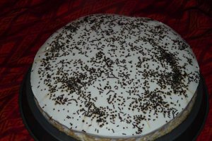 Prajitura cu blat din albusuri cu crema de branza