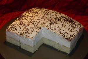 Prajitura cu blat din albusuri cu crema de branza