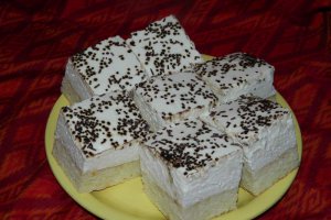 Prajitura cu blat din albusuri cu crema de branza