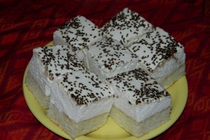 Prajitura cu blat din albusuri cu crema de branza