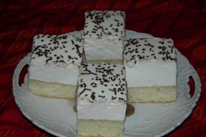 Prajitura cu blat din albusuri cu crema de branza