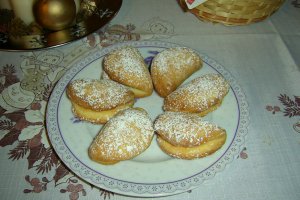 Cornulete cu smantana umplute cu rahat