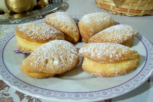 Cornulete cu smantana umplute cu rahat