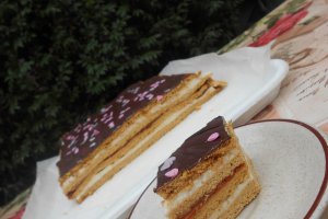 Prajitura cu foi caramel, crema de lapte si dulceata de caise