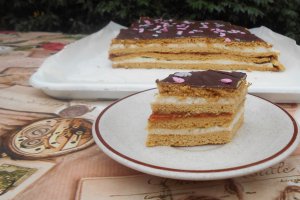 Prajitura cu foi caramel, crema de lapte si dulceata de caise