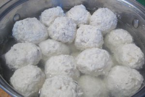 Perisoare de pui in sos alb de branzeturi