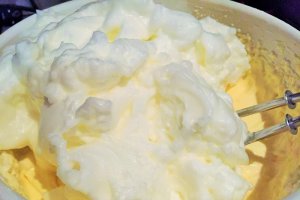 Prajitura cu branza dulce si gem de caise