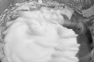 Prajitura cu branza dulce si gem de caise