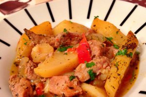 Tocana de cartofi cu carne de porc in vas de lut