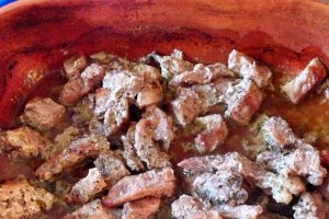 Tocana de cartofi cu carne de porc in vas de lut