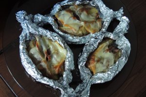 Cartofi copti, cu sunca, carnati si branza topita