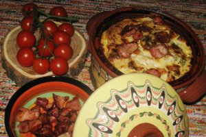 Cartofi gratinati cu piept de pui si afumatura