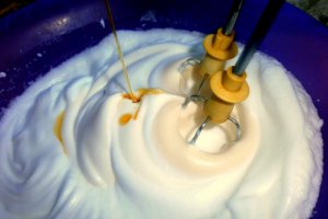 Tort cu piscoturi, mascarpone si fructe tropicale