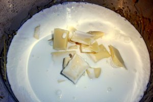 Tort cu piscoturi, mascarpone si fructe tropicale