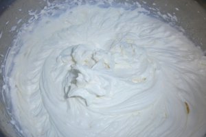 Tort cu piscoturi, mascarpone si fructe tropicale