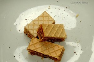 Napolitane cu alune macinate, biscuiti si dulce de leche