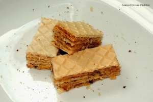 Napolitane cu alune macinate, biscuiti si dulce de leche
