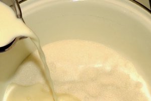 Napolitane cu alune macinate, biscuiti si dulce de leche