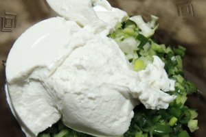 Crema de branza cu castravete si ceapa verde