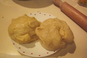 FOI FRAGEDE UMPLUTE CU CREMĂ DE LĂMÂIE