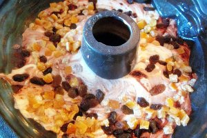 GUGULUF DIN ALBUȘURI, CU CACAO, STAFIDE ȘI LĂMÂIE CONFIATĂ